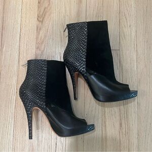 EUC! Charles David black suede and leather Peep Toe Ankle Boots SZ 9 1/2